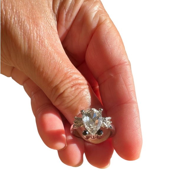 Silver Gemstone Frog Design Ring - Picture 7 of 9